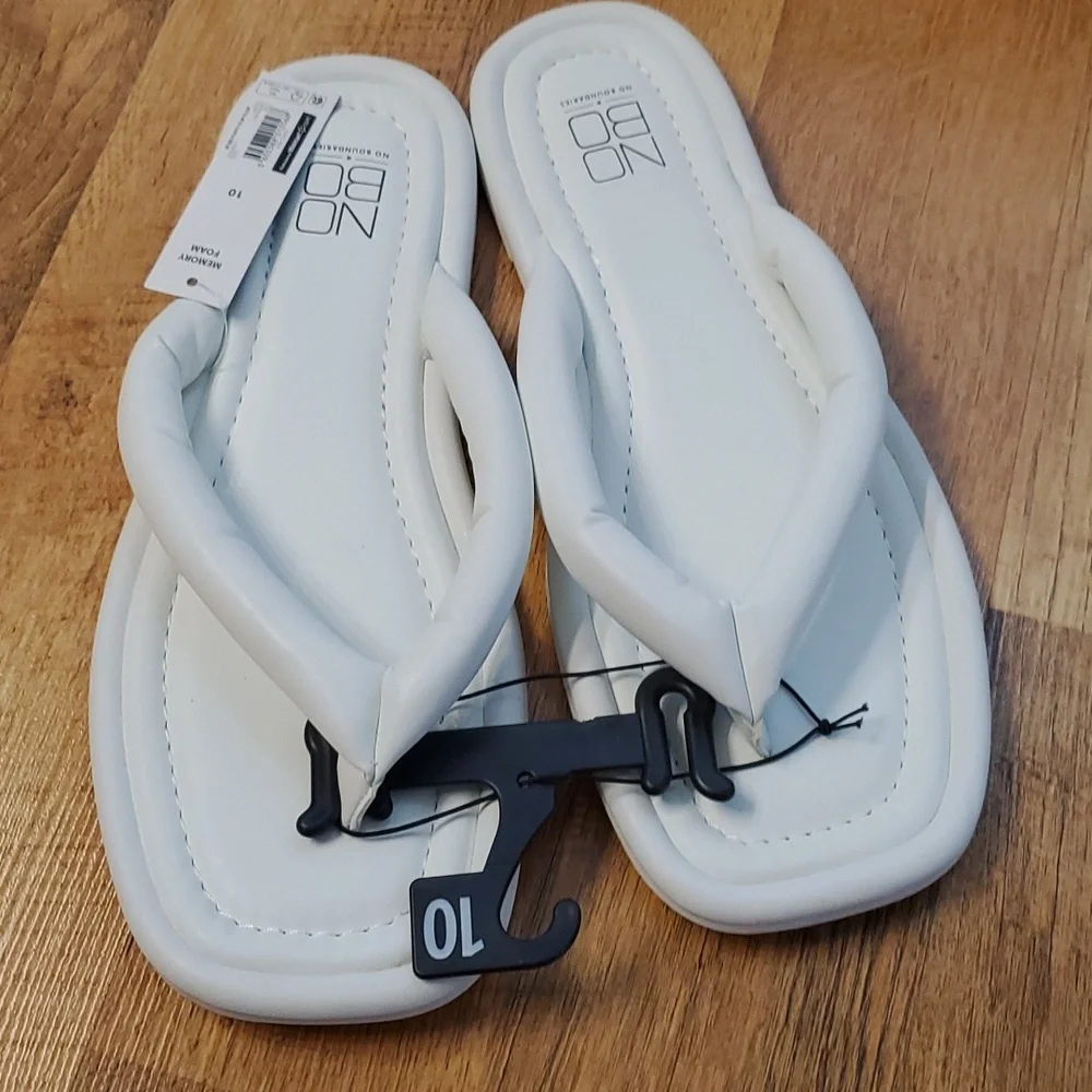 No Boundaries Womans Memory Foam White Thong Sandals‎ Size 10 NWT